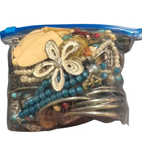 Mystery Jewelry Grab Bag Surprise 2 LB Vintage Costume Modern Pieces Bag #0142 - Picture 4 of 7